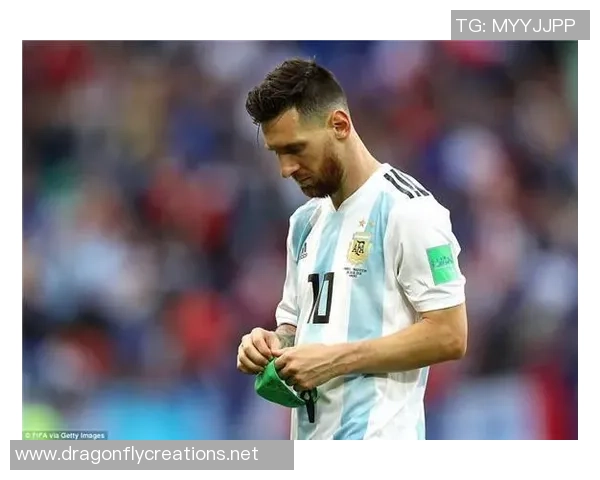 足球巨星挥手告别赛场的感人时刻与背后故事