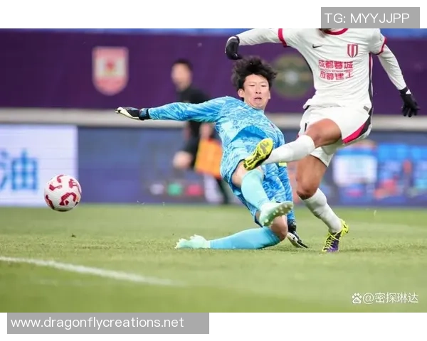 足球明星在比赛中意外遭遇球鞋破裂瞬间引发球迷热议与关注 足球明星在比赛中意外遭遇球鞋破裂瞬间引发球迷热议与关注