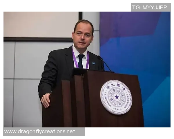 足球明星退役年龄探讨及职业生涯的巅峰与挑战分析